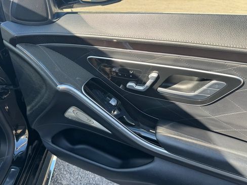 Used 2022 Mercedes-Benz S 580 4MATIC Sedan w/ AMG Line Package image 18