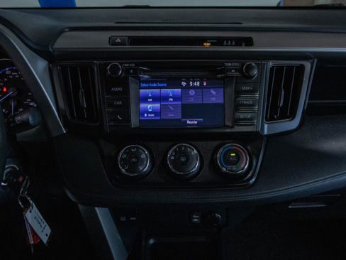 Used 2018 Toyota RAV4 LE FWD image 4