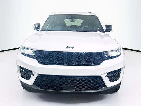 Used 2023 Jeep Grand Cherokee Altitude AWD/4WD image 2