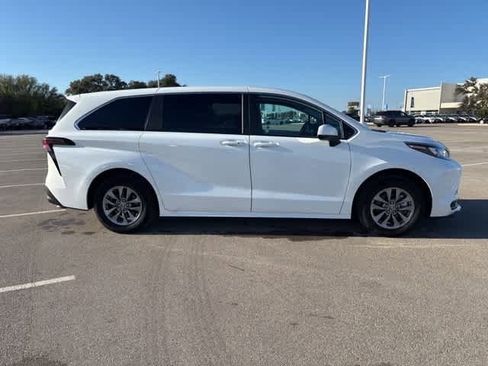 Used 2025 Toyota Sienna LE image 6
