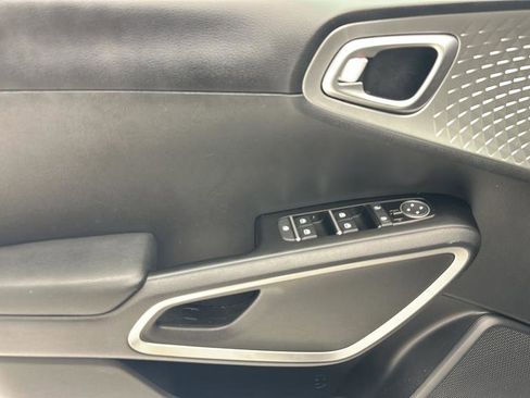 Used 2025 Kia Soul LX w/ LX Technology Package FWD image 13