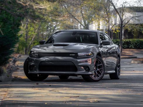 Used 2017 Dodge Charger R/T image 2