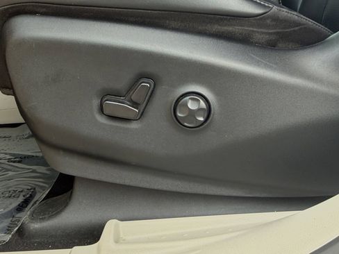 Used 2023 Chrysler Pacifica Touring-L FWD image 24