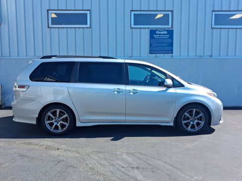 Used 2019 Toyota Sienna SE FWD image 9