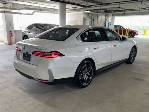 Used 2025 BMW i5 eDrive40i w/ Premium Package RWD image 8