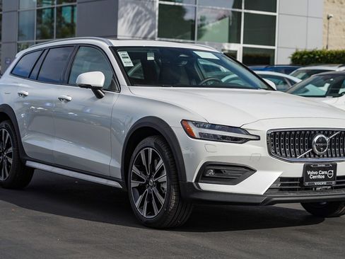 New 2025 Volvo V60 B5 Cross Country Ultra w/ Protection Package Premier image 6