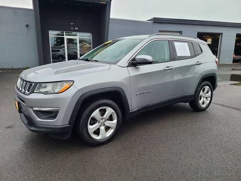 Used 2019 Jeep Compass Latitude w/ Cold Weather Group AWD/4WD image 2