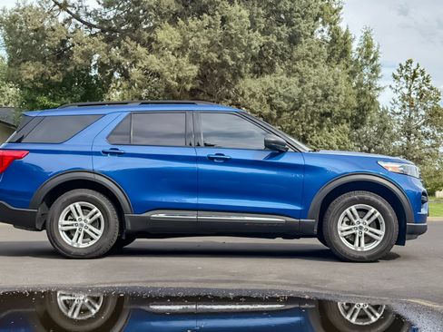 Used 2023 Ford Explorer XLT AWD/4WD image 3