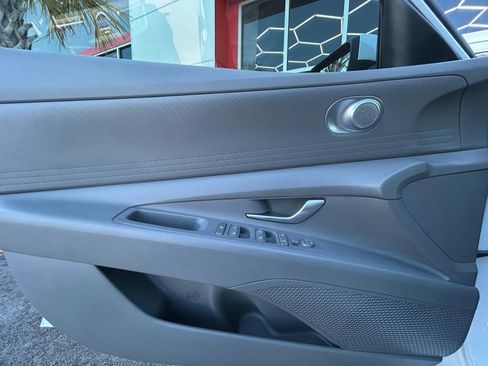 Used 2026 Hyundai Elantra Hybrid image 17