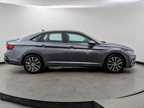 Used 2025 Volkswagen Jetta SE image 8