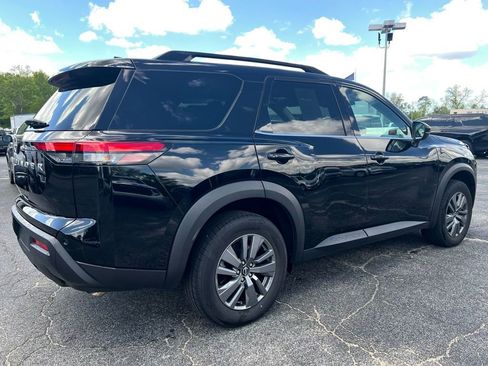 Used 2025 Nissan Pathfinder SV image 3