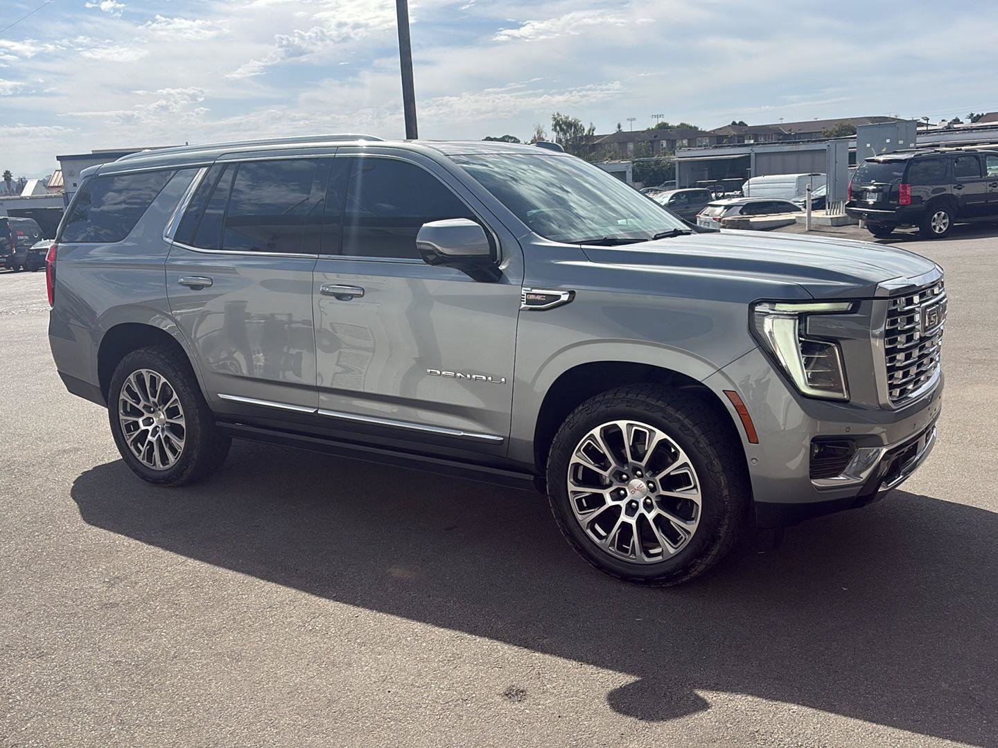 Used 2025 GMC Yukon Denali w/ Denali Reserve Package AWD/4WD image 2