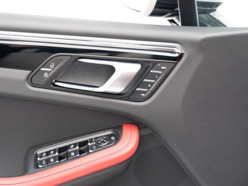 Certified 2026 Porsche Macan AWD/4WD image 21