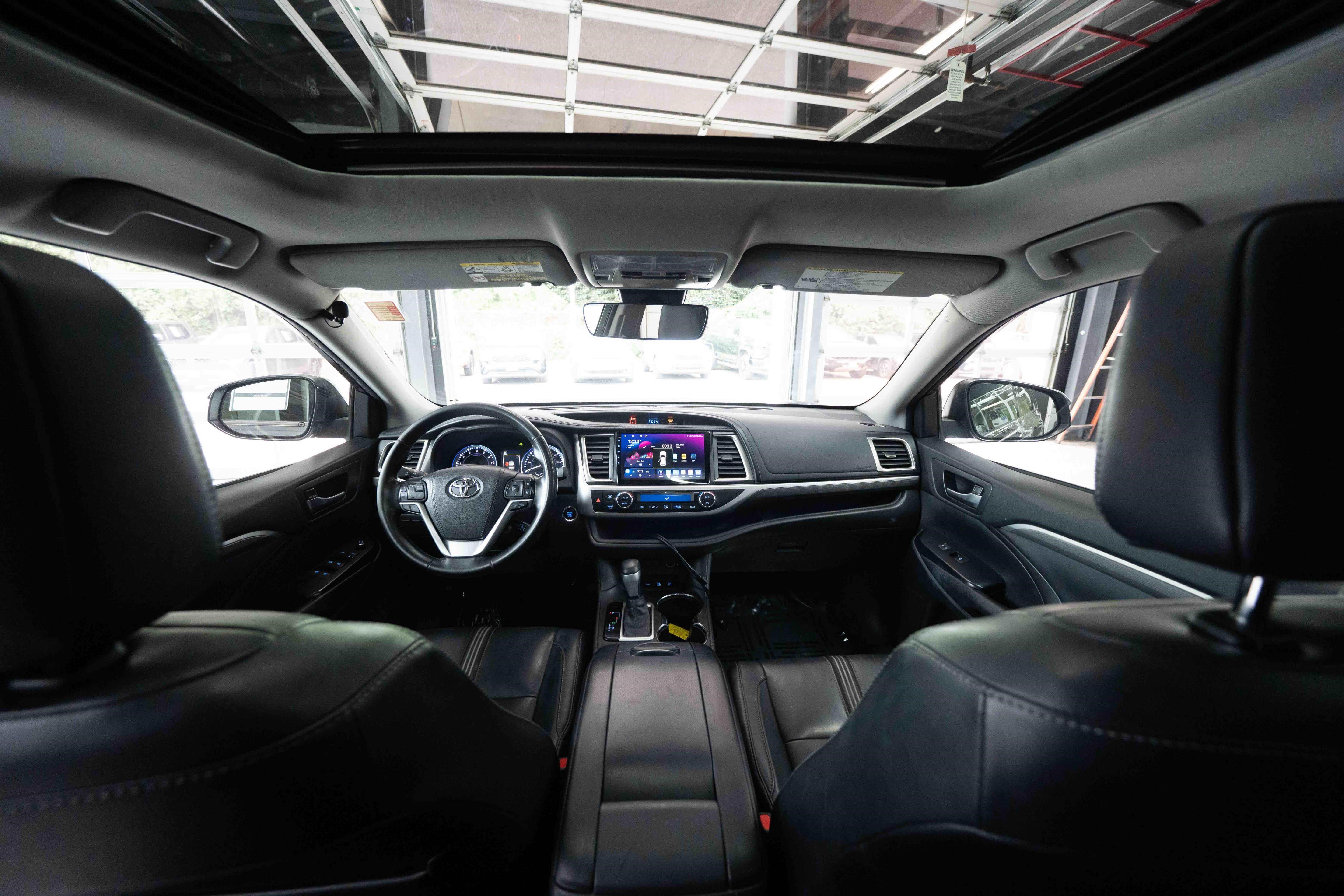 Used 2017 Toyota Highlander SE AWD/4WD image 19