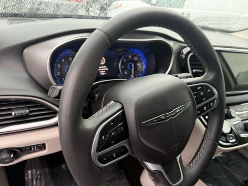 Used 2023 Chrysler Pacifica Touring-L image 9