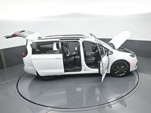 New 2026 Chrysler Pacifica Limited w/ S Appearance Package image 64