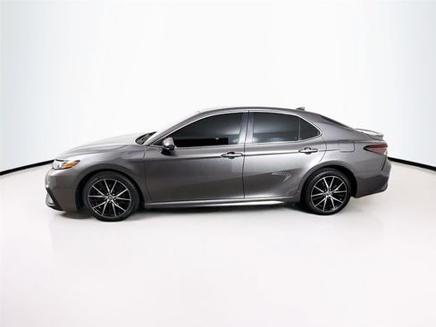 Used 2021 Toyota Camry SE image 17