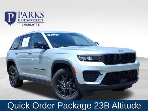 Used 2025 Jeep Grand Cherokee Altitude AWD/4WD image 1