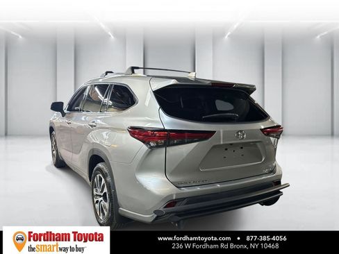 Used 2020 Toyota Highlander XLE image 2