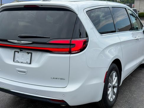 Used 2026 Chrysler Pacifica Limited FWD image 22