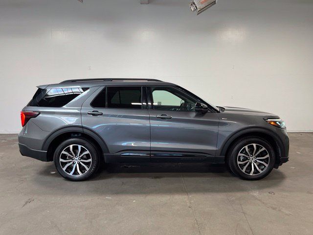 Used 2025 Ford Explorer ST-Line AWD/4WD image 2
