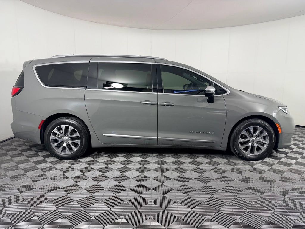 Used 2023 Chrysler Pacifica Pinnacle FWD image 7
