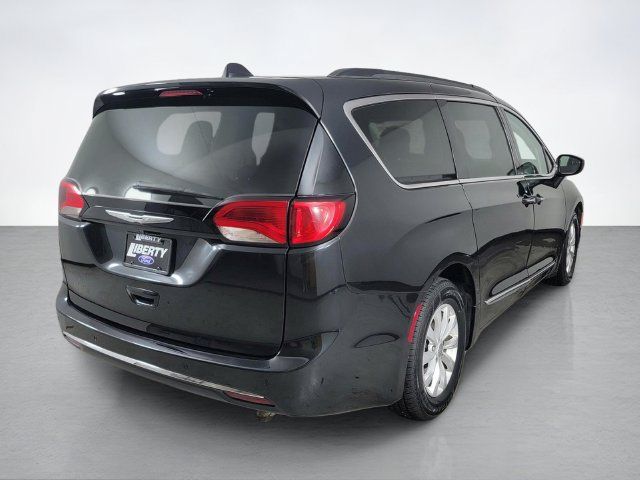 Used 2017 Chrysler Pacifica Touring-L FWD image 3