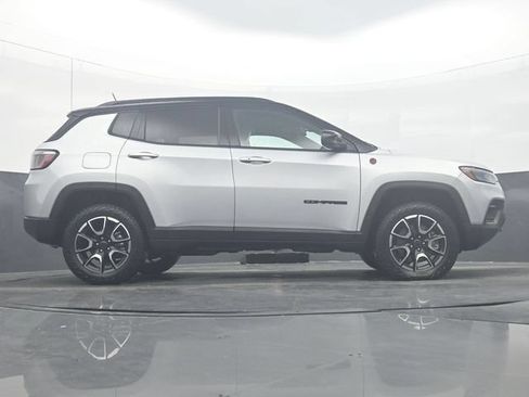 Used 2025 Jeep Compass Trailhawk w/ Trailer Tow Group AWD/4WD image 34