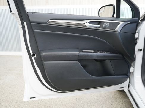 Used 2017 Ford Fusion SE w/ Fusion SE Technology Package image 25