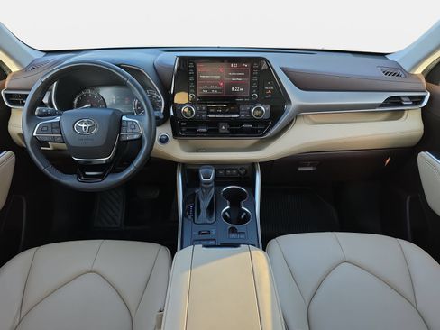 Used 2021 Toyota Highlander XLE AWD/4WD image 9