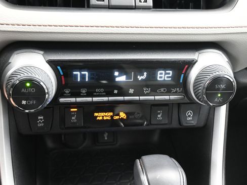 Used 2021 Toyota RAV4 XLE Premium image 19