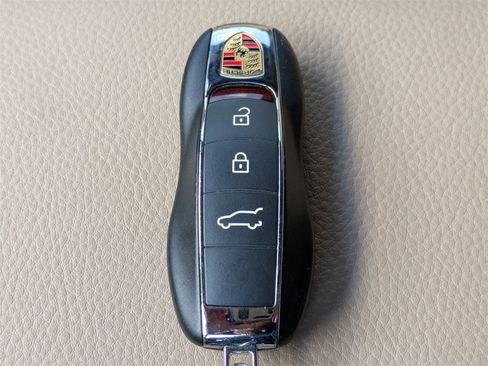 Used 2025 Porsche Macan Base image 33