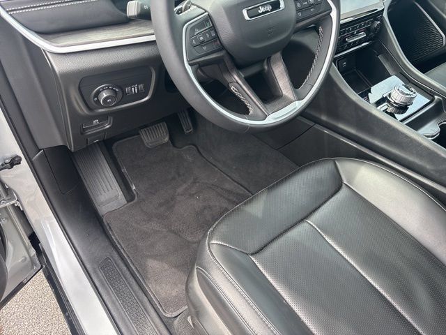 Used 2025 Jeep Grand Cherokee L Limited w/ Luxury Tech Group II AWD/4WD image 15