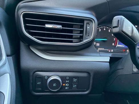 Used 2022 Ford Explorer XLT w/ Equipment Group 202A image 27