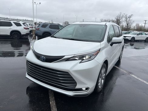 Used 2023 Toyota Sienna Platinum image 2