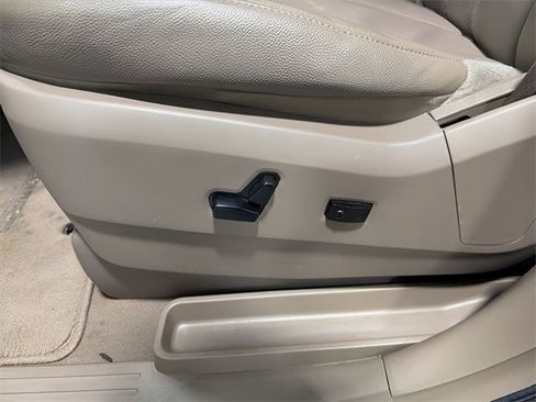 Used 2014 Chrysler Town & Country Touring image 12