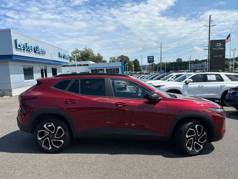 Certified 2024 Chevrolet Trax RS w/ Sunroof Package FWD image 2