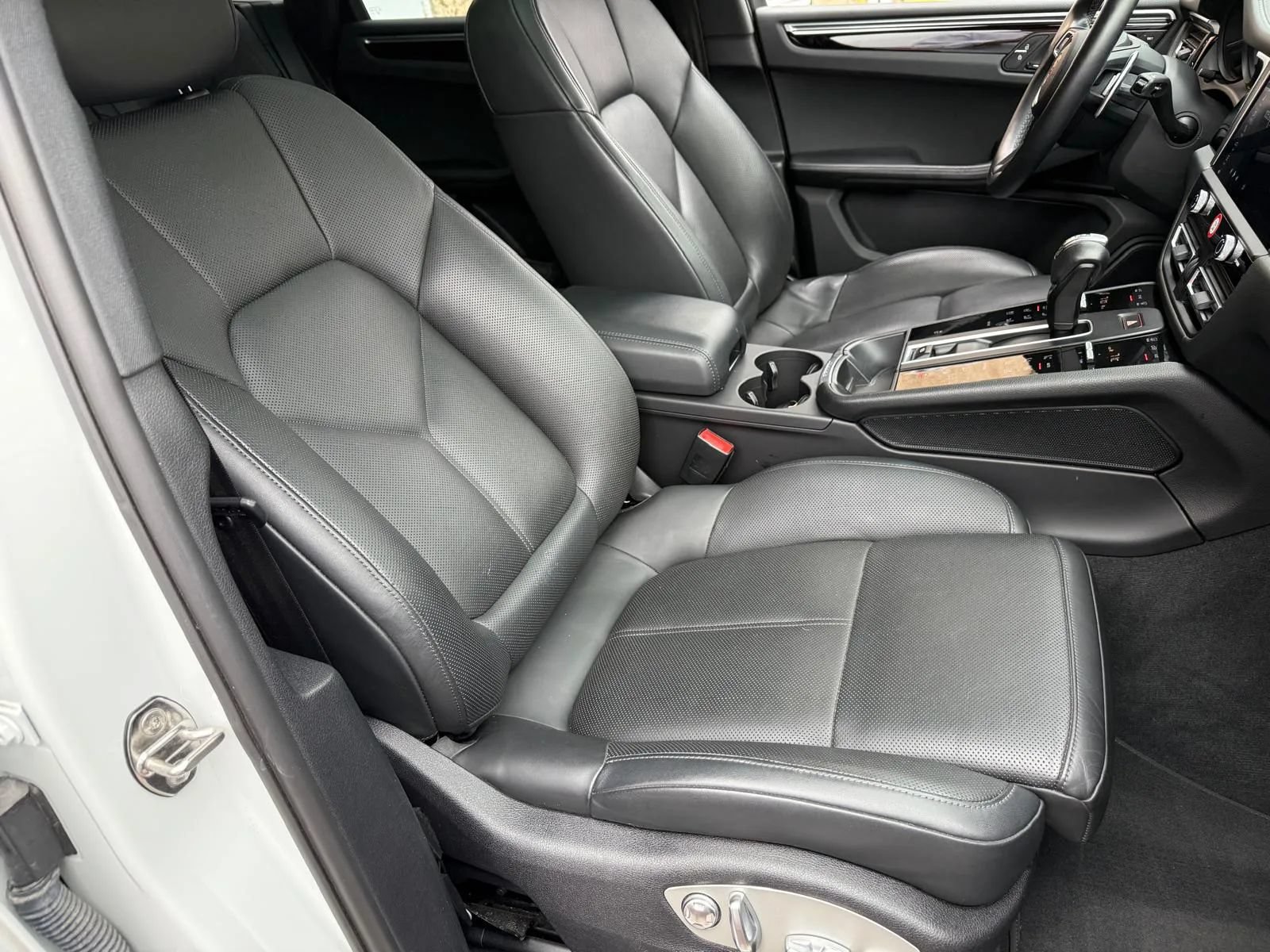 Used 2022 Porsche Macan w/ Premium Package Plus AWD/4WD image 20
