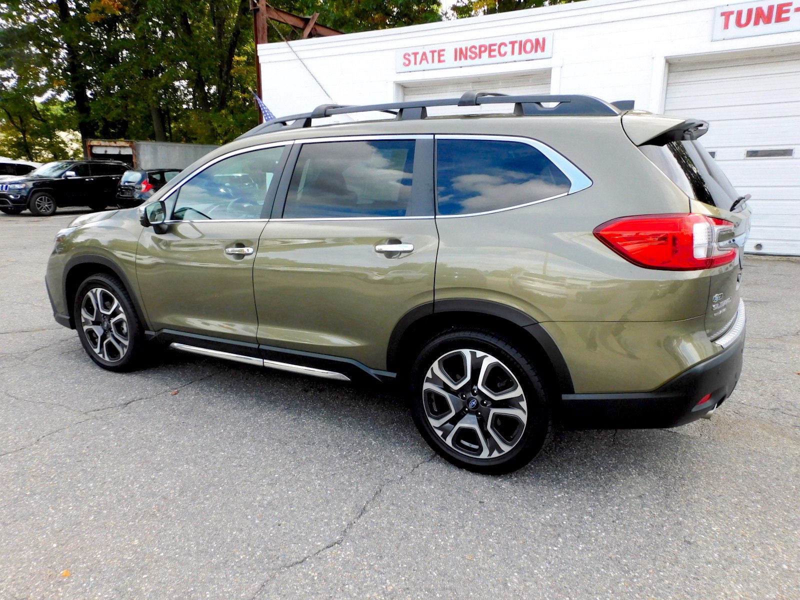 Used 2023 Subaru Ascent Touring AWD/4WD image 3