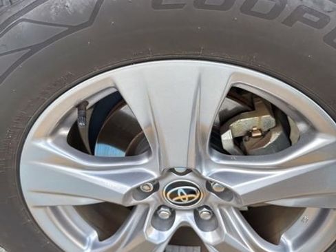 Used 2022 Toyota RAV4 XLE image 24