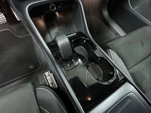 Used 2022 Volvo XC40 P8 Recharge Plus image 16