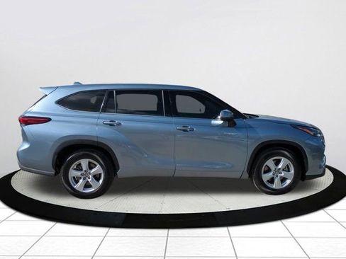 Used 2021 Toyota Highlander LE image 2