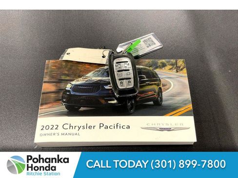 Used 2022 Chrysler Pacifica Touring-L image 11
