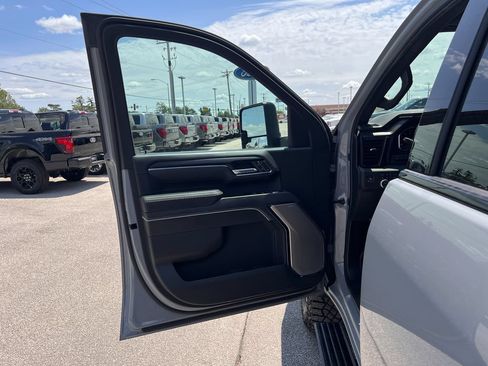 Used 2024 GMC Sierra 2500 AT4X AWD/4WD image 11