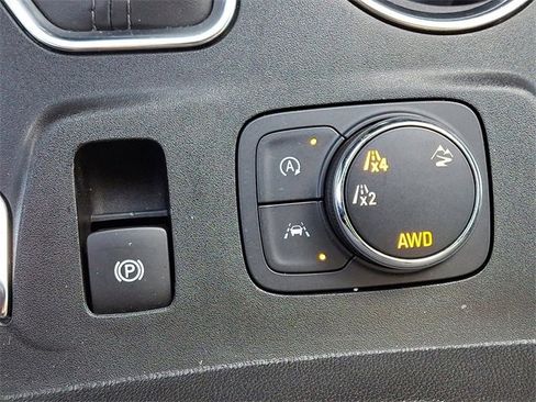 Used 2023 Chevrolet Traverse LT image 24