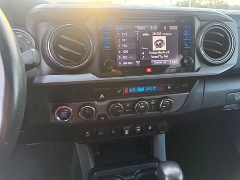Used 2019 Toyota Tacoma TRD Sport w/ TRD Premium Sport Package AWD/4WD image 10