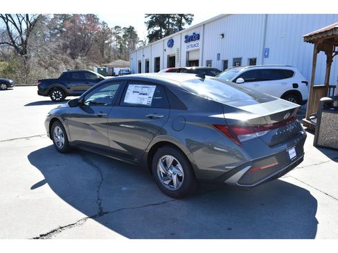 New 2026 Hyundai Elantra SE image 2