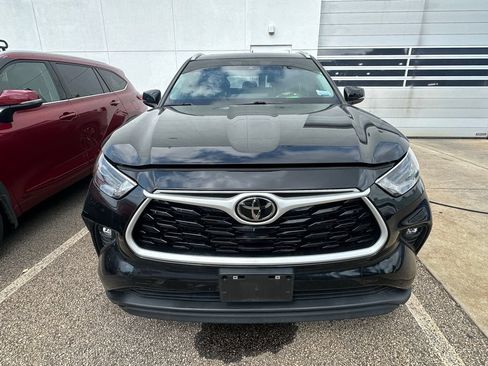 Used 2024 Toyota Highlander XLE AWD/4WD image 2