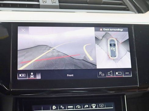 Used 2024 Audi Q8 e-tron Prestige image 19