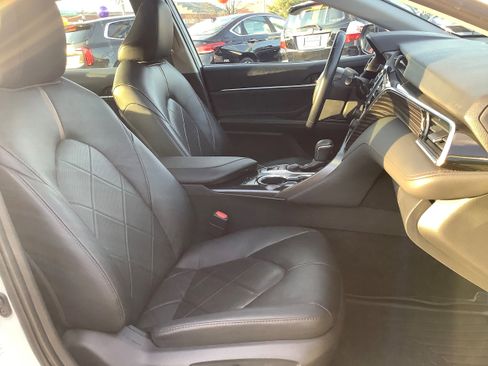 Used 2018 Toyota Camry XLE image 17